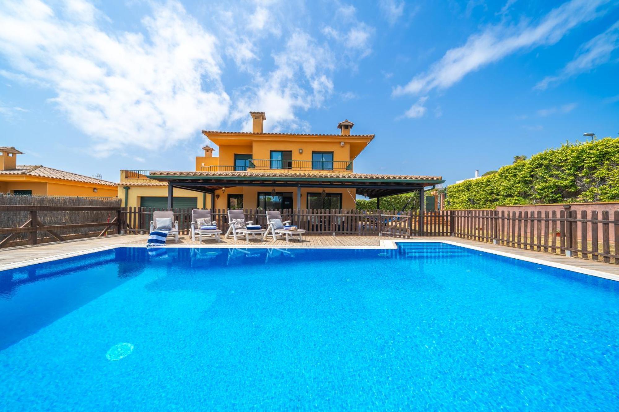 Margot Lux, Ideal Familias, Piscina & Aircon Villa *